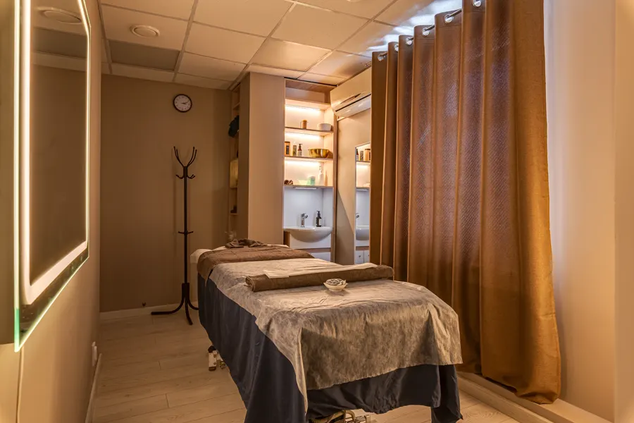 Массажный кабинет Massage Relage с тёплым светом